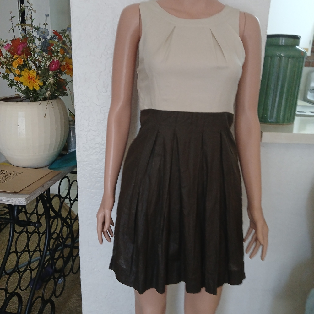 Elegant Two-Tone Sleeveless Mini Dress